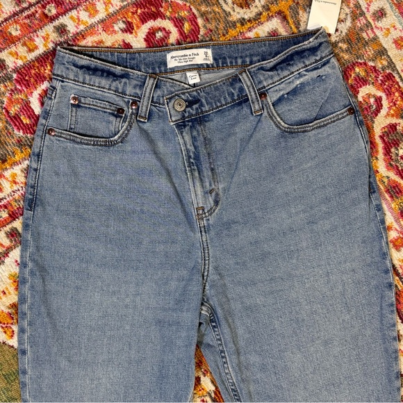Abercrombie & Fitch Curve Love 90s Slim Straight Leg Ultra High Rise Jeans - Picture 3 of 4